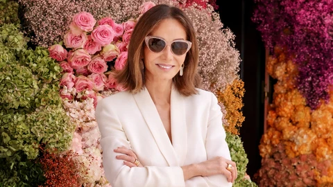 Isabel Preysler con traje blanco.