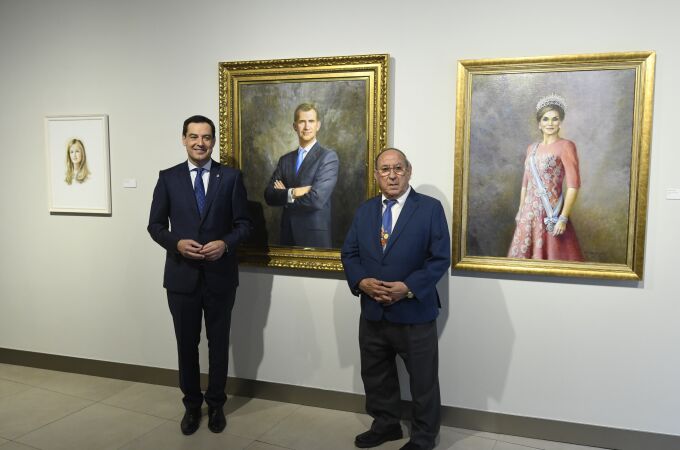 Juanma Moreno posa con Juan Valdés ante el retrato de los reyes / KIKO HURTADO