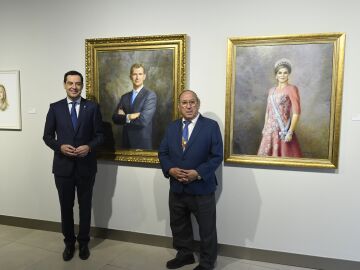 Juanma Moreno posa con Juan Valdés ante el retrato de los reyes / KIKO HURTADO