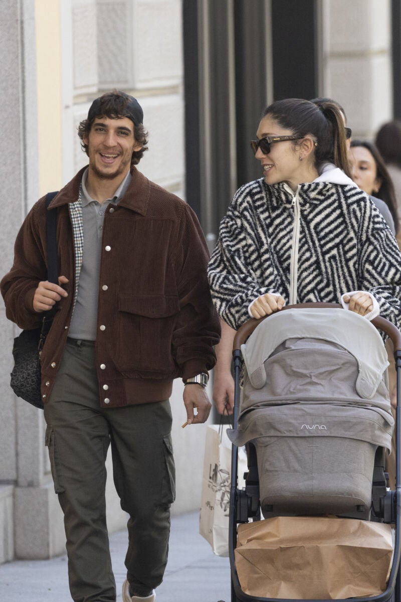 Miguel Herrán y Celia Pedraza pasean por Madrid con su bebé