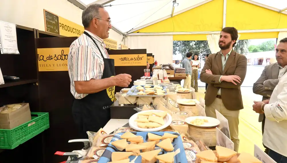 García-Gallardo conversa con un artesano del queso de la Comunidad presente en el salón