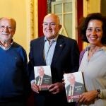 El alcalde Jesús Julio Carnero, León de la Riva y Mercedes Cantalapiedra participan en la presentación del libro