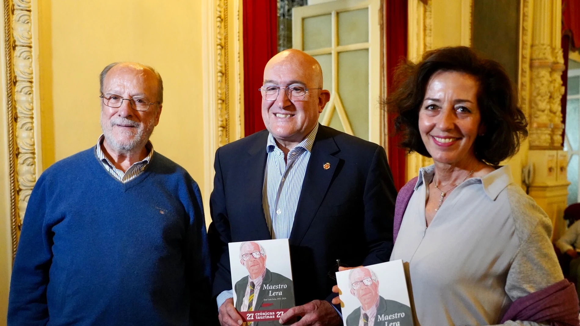 El alcalde Jesús Julio Carnero, León de la Riva y Mercedes Cantalapiedra participan en la presentación del libro