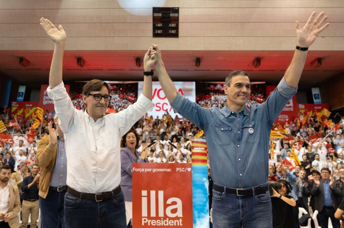 Sánchez acompaña a Salvador Illa en el cierre de campaña del PSC en Barcelona