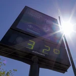 Vista de un termómetro en la Plaza de España en Sevilla 