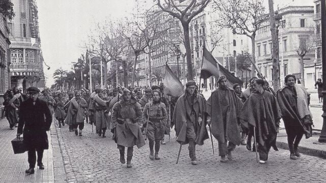  Tropas franquistas entran en Barcelona jaleados por sus partidarios, que llevaban toda la guerra ocultos