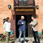 El diputado de Turismo, Javier Figueredo, ha visitado en el municipio de Riaza el hotel rural La Encantada