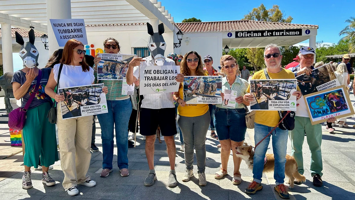 Un centenar de animalistas protesta por la mejora de las condiciones laborales del burro-taxi de Mijas
