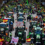 Agricultores y ganaderos de varios puntos de España marchan hacia el número 46 del Paseo de la Castellana, donde se ubica la Oficina en España del Parlamento Europeo, en Madrid. en la tercera semana de protestas del campo.