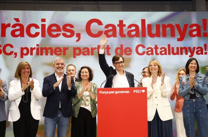El candidato a la presidencia de la Generalitat por El PSC, Salvador Illa (3d), comparece ante los medios para valorar los resultados electorales, hoy domingo en Barcelona. El Partido Socialista ha ganado las elecciones con 42 escaños. 