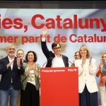 El candidato a la presidencia de la Generalitat por El PSC, Salvador Illa (3d), comparece ante los medios para valorar los resultados electorales, hoy domingo en Barcelona. El Partido Socialista ha ganado las elecciones con 42 escaños. 