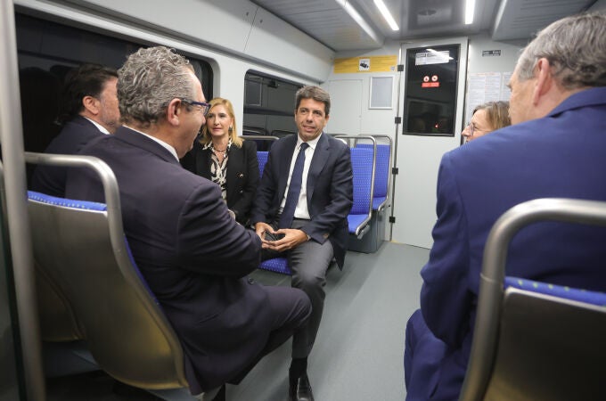 Imagen de archivo del presidente, Carlos Mazón, en un tren