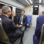 Imagen de archivo del presidente, Carlos Mazón, en un tren