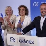 El candidato del PP a la presidencia de la Generalitat, Alejandro Fernández (d) y la cabeza de lista del Partido Popular para las elecciones europeas, Dolors Montserrat (2d), entre otros asistentes durante la valoración de los resultados electorales catalanes tras el cierre de los colegios hoy domingo en Barcelona.