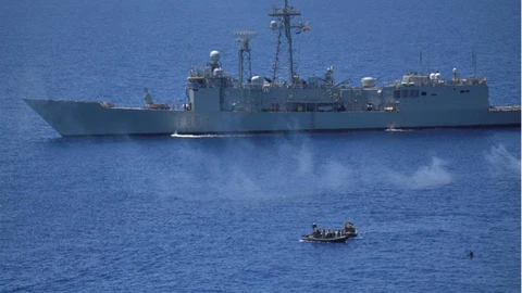 El equipo de la Fuerza de Guerra Naval Especial de la "Canarias", durante la detención
