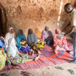 Nigeria.- Un político de Nigeria se casará con 100 huérfanas que perdieron a su familia en ataques de grupos criminales