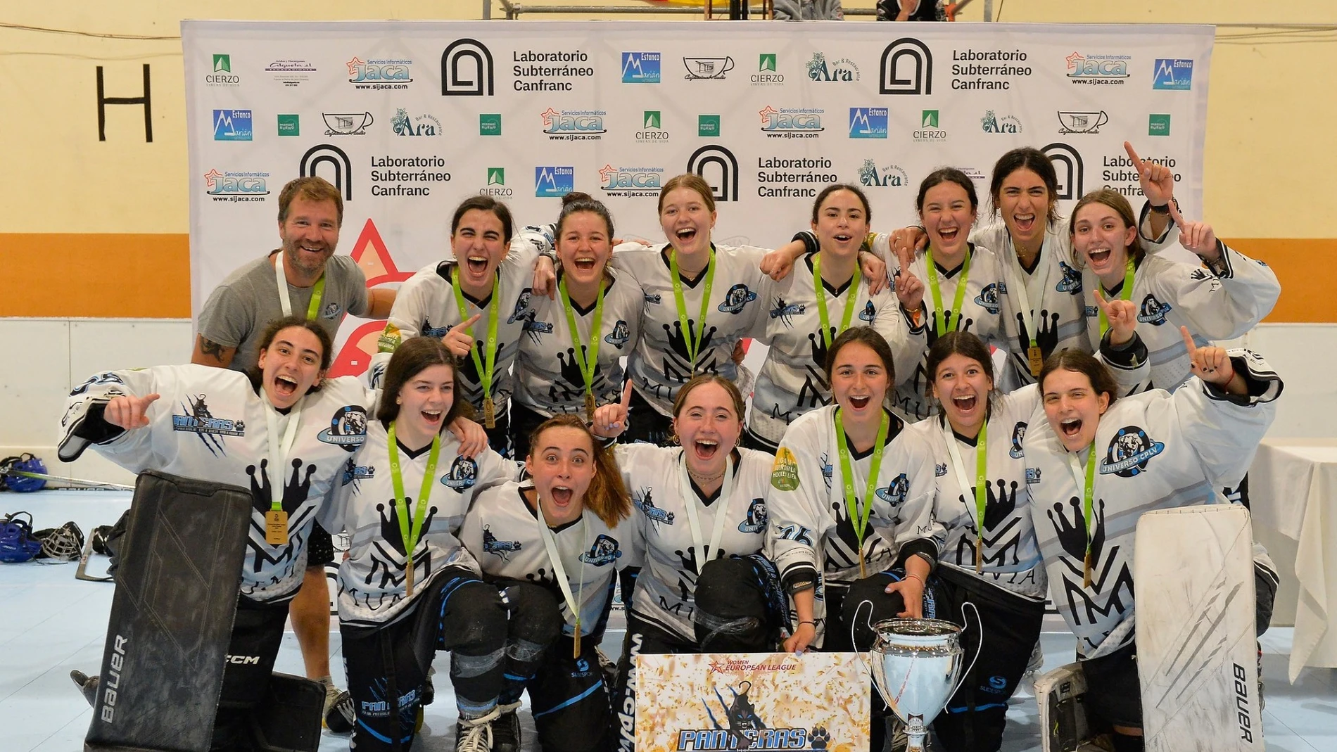 Las campeonas vallisoletanas celebran el título europeo