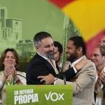El presidente de Vox, Santiago Abascal (izda) y el candidato de la formación a la presidencia de la Generalitat, Ignacio Garriga, durante la rueda de prensa para valorar los resultados obtenidos por la formación política este domingo en las elecciones catalanas. 