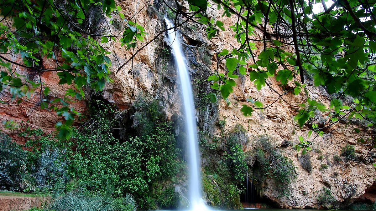 La cueva con una impresionante cascada de 60 metros y un anfiteatro natural a pocos minutos de Valencia