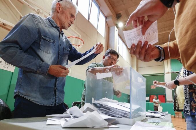  Los miembros de una mesa electoral proceden a la apertura de las urnas para el recuento de votos, tras el cierre de los colegios electorales este domingo 12 mayo en Barcelona. 
