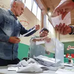  Los miembros de una mesa electoral proceden a la apertura de las urnas para el recuento de votos, tras el cierre de los colegios electorales este domingo 12 mayo en Barcelona. 