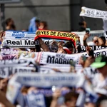 El Real Madrid recibe el trofeo de su trigésimo sexta Liga e inicia las celebraciones