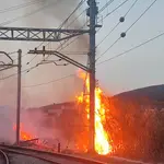 Imagen del incendio provocado en la línea férrea tras los sabotajes en Rodalíes