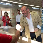 Alejandro Fernández ha votado en el colegio de Sant Pau de Tarragona