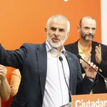 El candidato de Cs a las elecciones catalanas, Carlos Carrizosa, ofrece una rueda de prensa durante seguimiento de la jornada electoral de elecciones autonómicas de Cataluña, en la sede de Ciudadanos, a 12 de mayo de 2024, en Barcelona, Catalunya (España).