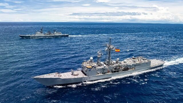 La fragata española Canarias durante su travesía por el océano Índico 