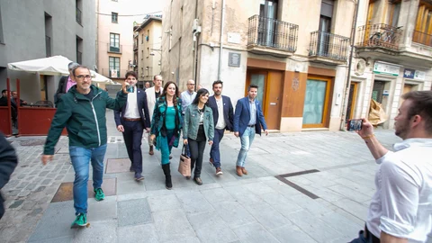 La candidata de Aliança Catalana por Girona, Sílvia Orriols (3d), y el candidato de Aliança Catalana por Barcelona, Lluís Areny (2d) a su llegada al seguimiento de la jornada electoral de elecciones autonómicas de Cataluña, a 12 de mayo de 2024, en Ripoll, Girona, Catalunya.