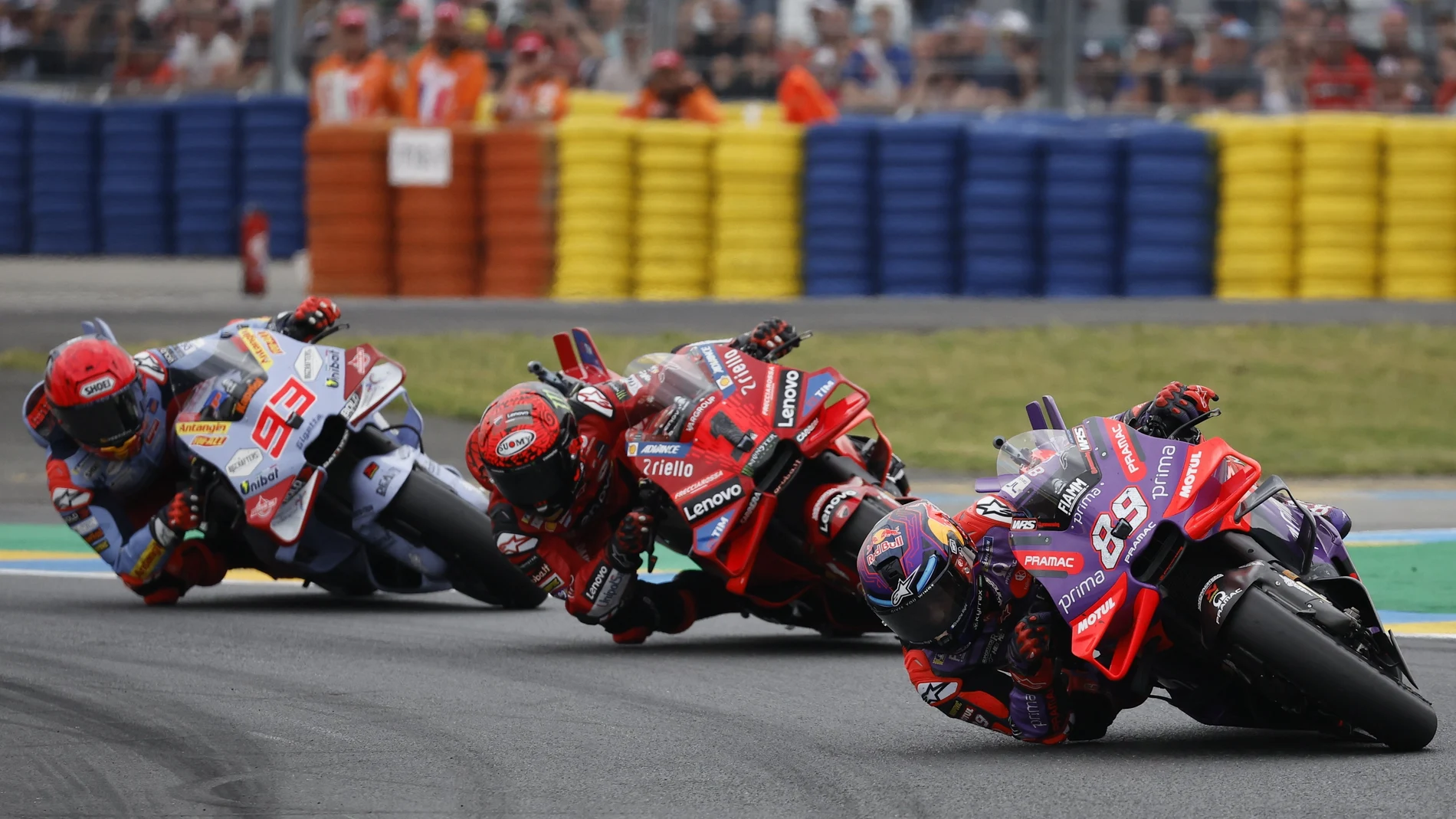 Martín, Bagnaia y Márquez, juntos durante su duelo en Le Mans