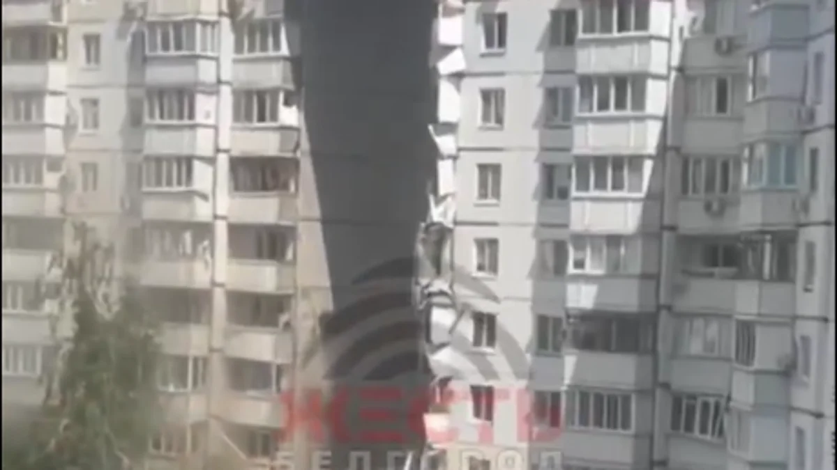 El enorme boquete que ha dejado un proyectil ucraniano en un bloque de edificios ruso