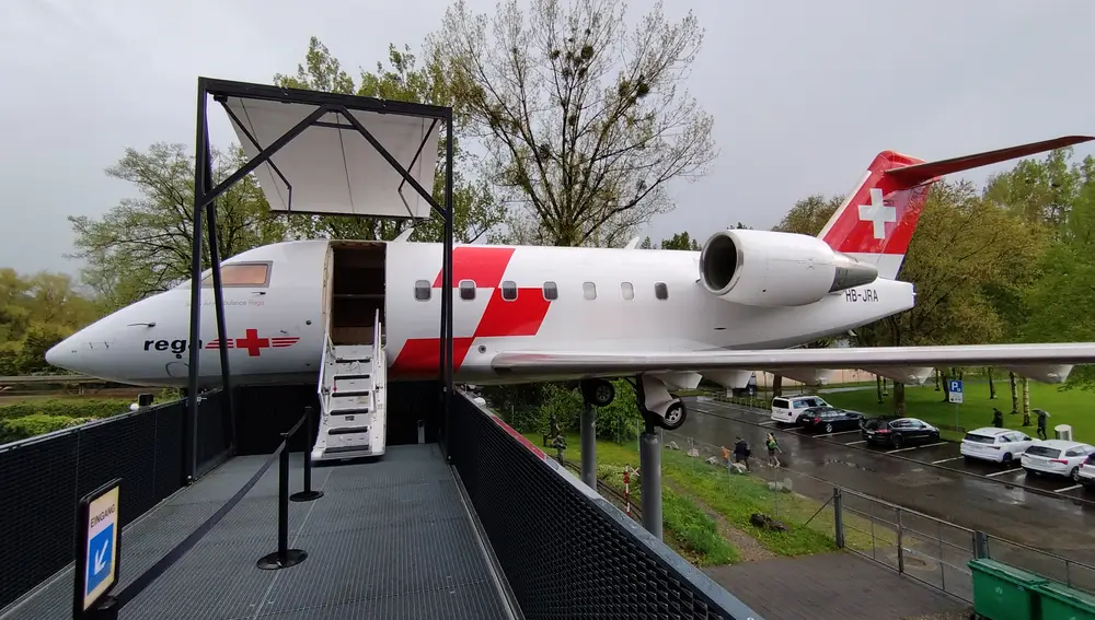 El visitante puede entrar y conocer el interior de este avión medicalizado