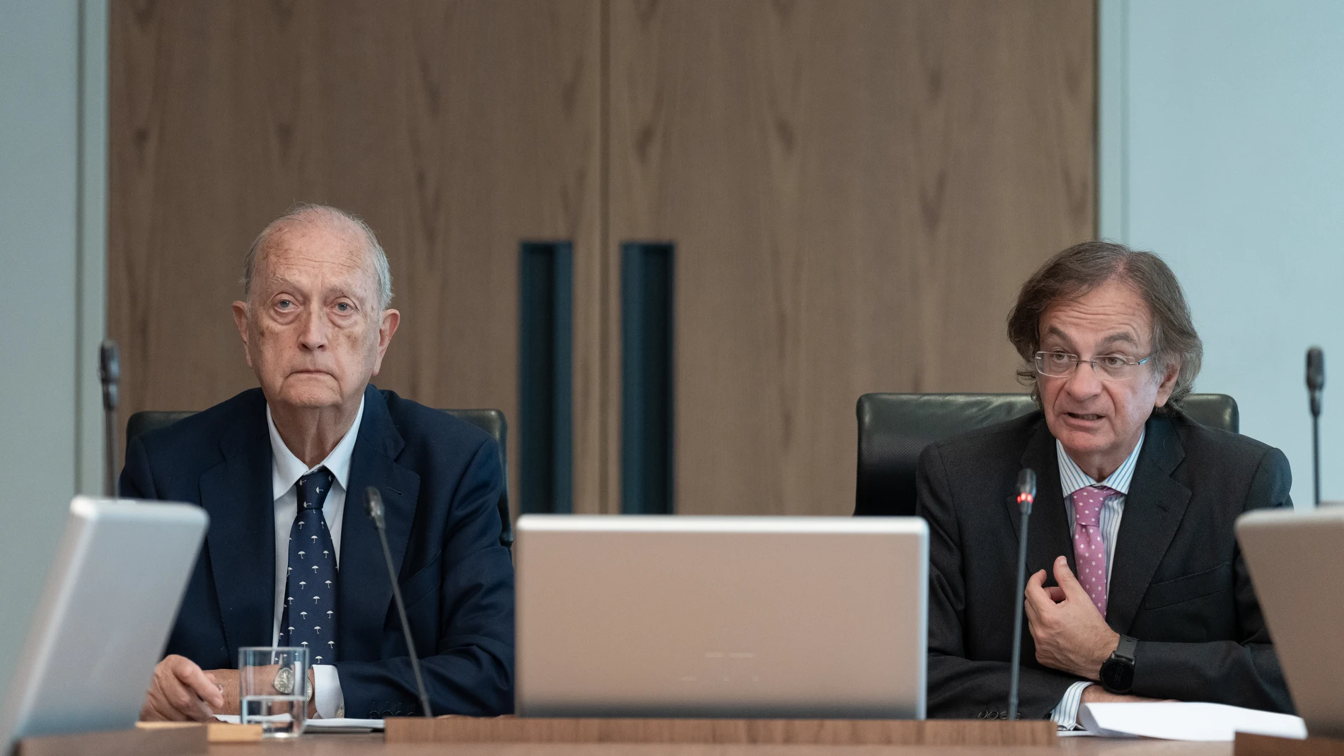 El presidente de Colonial, Juan José Brugera (i), y el consejero delegado de Colonial, Pere Viñolas (d), durante una rueda de prensa, en la sede de Colonial, a 13 de mayo de 2024, en Barcelona, Catalunya (España). Colonial ha cerrado el primer trimestre con un beneficio neto atribuible al grupo de 54,5 millones de euros, un 96% más que en el mismo periodo del año pasado. La compañía aumentó un 6% sus ingresos, hasta 95,8 millones de euros, mientras que el Ebitda registrado fue de 72 millones,...