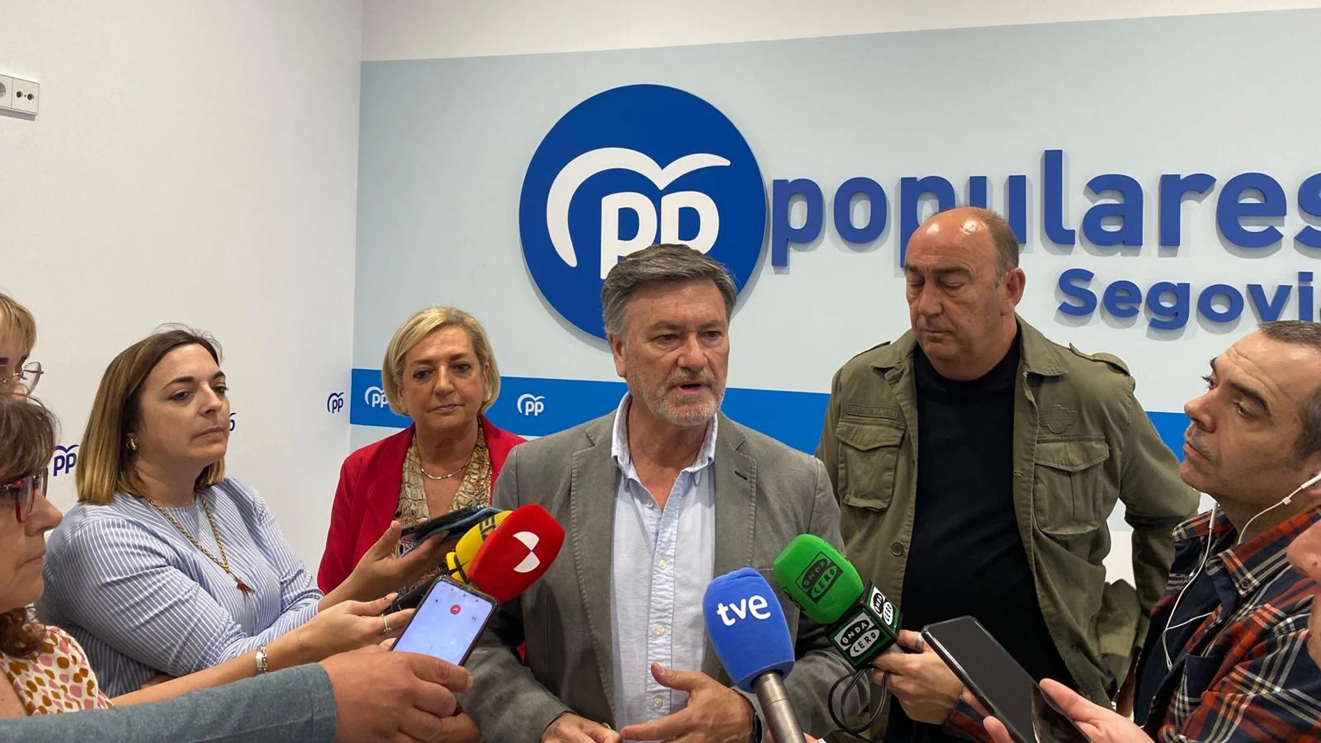 Vázquez atiende a la prensa junto a Paloma Sanz y Miguel Ángel de Vicente