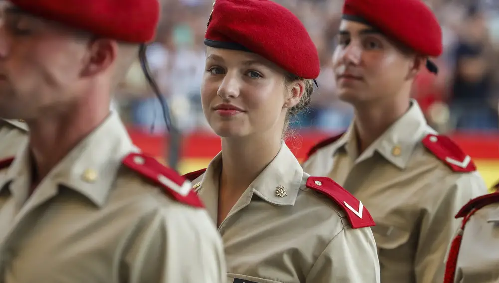 La princesa Leonor (c), participa con los cadetes de la Academia General Militar de Zaragoza en la ofrenda a la Virgen del Pilar, este viernes en la Basílica del Pilar de Zaragoza.