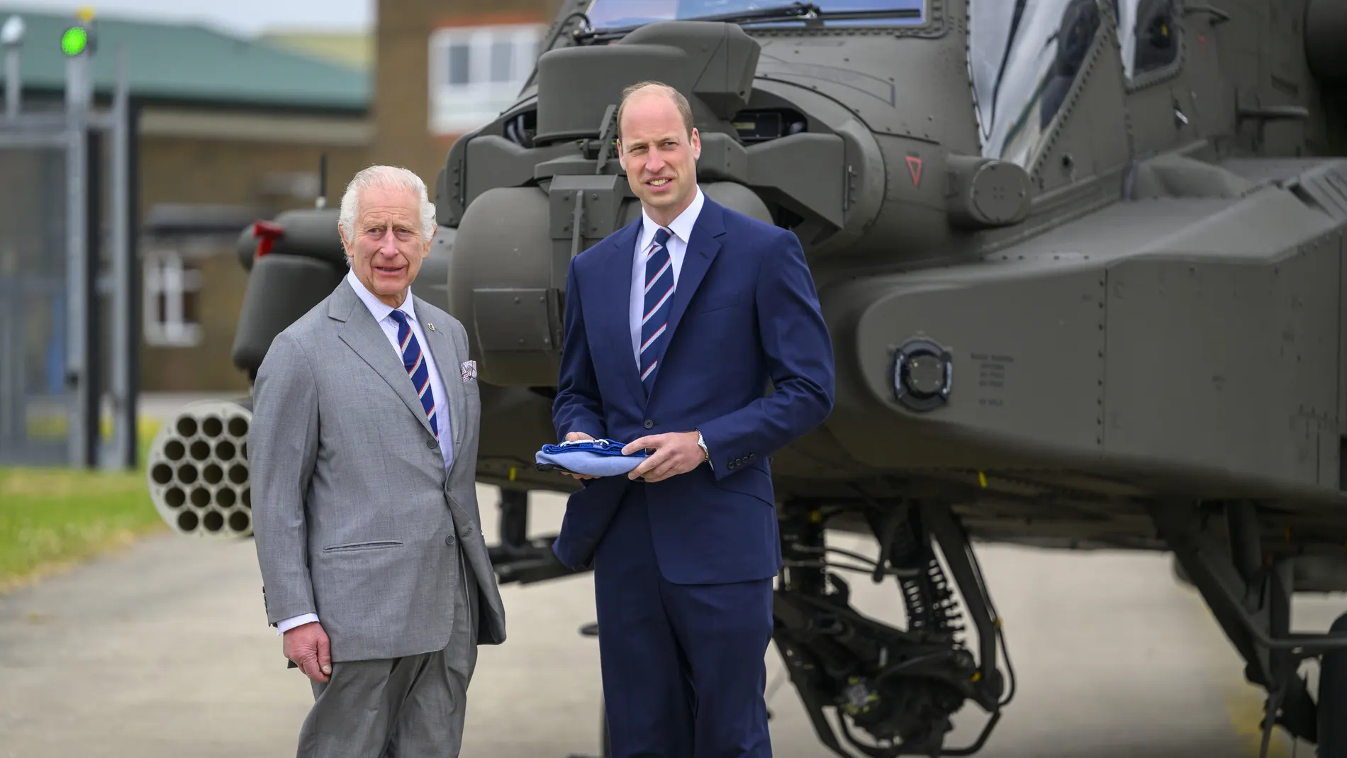 El rey Carlos III junto al príncipe Guillermo en una base aérea de Hampshire. 13/05/2024