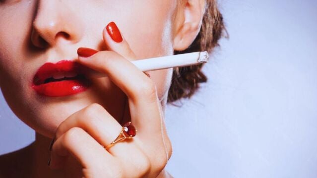 Explican por fin cómo fumar ayuda a adelgaza y por qué dejarlo engorda
