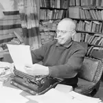 El escritor haciendo oficio delante de su máquina de escribir