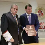 El presidente del Consejo Consultivo de Castilla y León, Agustín Sánchez, entrega un informe al presidente de la Junta, Alfonso Fernández Mañueco