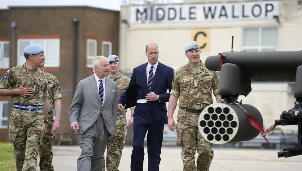 El Rey Carlos III junto al Príncipe William en el Centro del Ejército del Aire en Middle Wallop