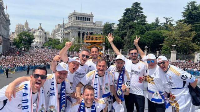 José Carlos Parrales junto a varios amigos durante la fiesta de celebración del título de liga conseguido por el Real Madrid en Cibeles