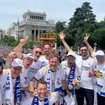 José Carlos Parrales junto a varios amigos durante la fiesta de celebración del título de liga conseguido por el Real Madrid en Cibeles