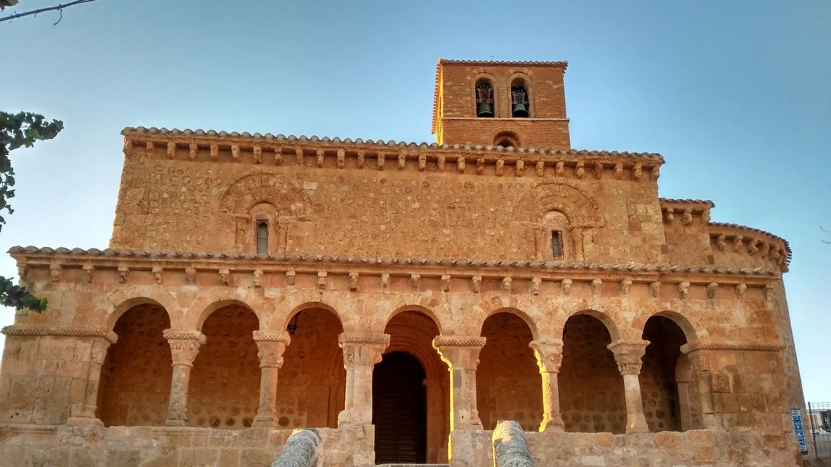 Esta impresionante iglesia es la primera porticada del Románico español
