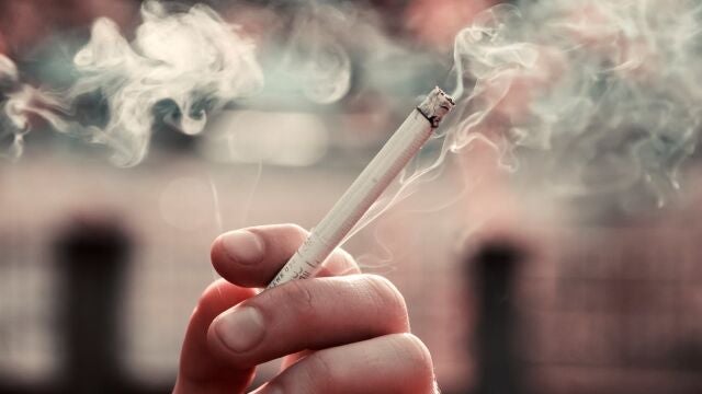 Una persona fumando