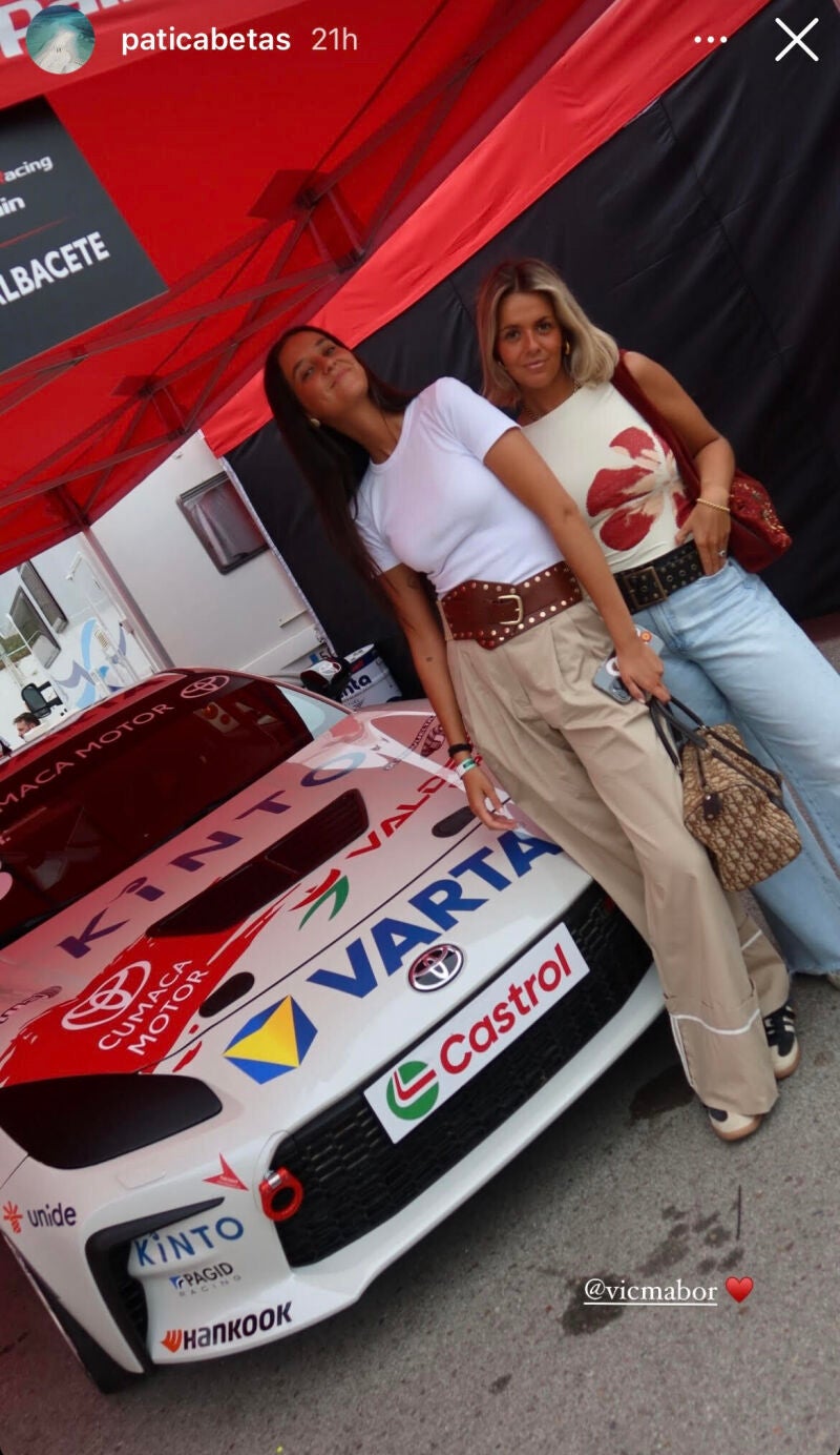 Victoria Federica en las carreras con una amiga.