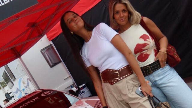 Victoria Federica en las carreras con una amiga.