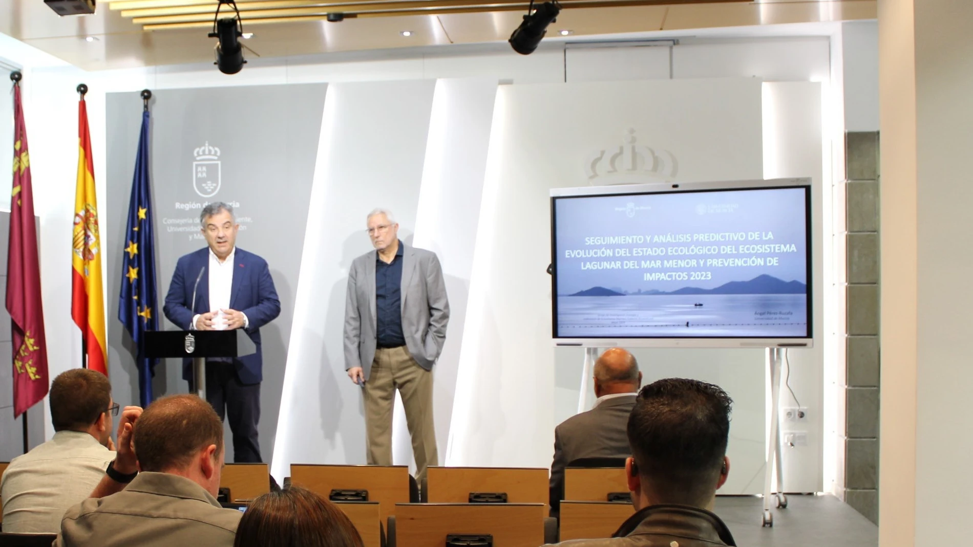 El consejero de Medio Ambiente, Universidades, Investigación y Mar menor, Juan María Vázquez, junto al investigador y catedrático de Ecología de la Universidad de Murcia, Ángel Pérez Ruzafa, en la presentación del informe