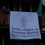 En Villaverde Alto, las sábanas se convierten en lienzos para apoyar el comercio local